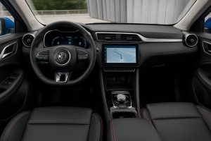 Interiör av MG ZS med ratt, digital instrumentpanel och stor pekskärm.